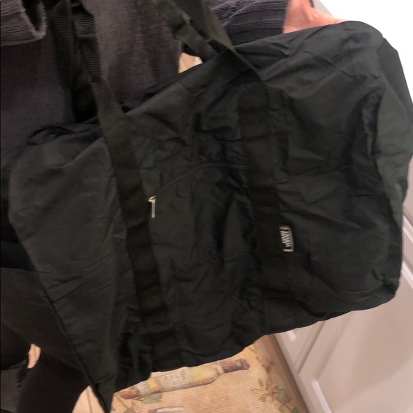 Nylon overnight bag; side pocket; w/zipper, clean - Picture 7 of 8